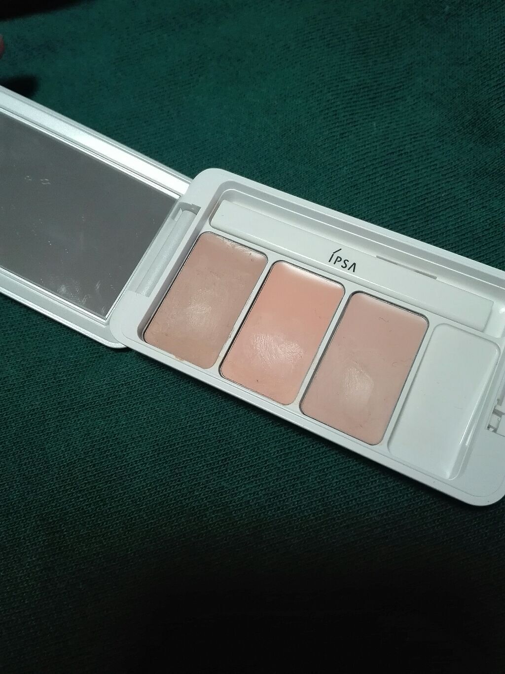 IPSA クリエイティブコンシーラーeのクチコミ「３色のパレットコンシーラーになっています👍

私はこのコンシーラーに出会ってから肌の悩みがかな.....」（2枚目）