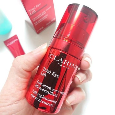 CLARINS スターアイ ホリデーキットのクチコミ「#購入コスメ

これまた今更ながらのポストなんですが....
CLARINSのクリスマスコフレ.....」（2枚目）