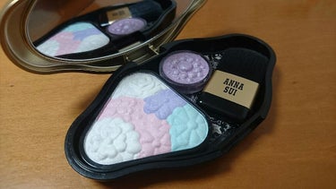 🌹ANNASUI フェイスカラー🌹

小さなパウダーに2500円。普通なら高いなーやめておこうかなーと思ってしまうのですがBAさんにTUしていただいて一目惚れ、、お値段を考えずに即購入してしまいました😌