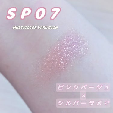 
Chacottが全面リニューアルして
新しく出たシングルアイシャドウ♡

【色味】
SP07はピンクベージュ系×シルバーラメ

肌に馴染みやすいピンクベージュ。ベースの色味はほんのり色づく程度の発色なので他のアイシャドウに重ねやすい。
シルバーラメの粒はかなり細かくて品の良い発色✨

【使用感】
サラッとした質感だけどほんのりしっとりしてるので瞼にしっかりフィット🙆🏻‍♀️プチプラのアイシャドウによく有りがちな粉飛びも気になることもなく✨質はプチプラのなかでは断トツ良き🫶🏻
塗るときはブラシよりも指の方が断然キレイに仕上がるかと思います🤍

アイホール全体ベースカラーの上から重ねるも良し！
あとは涙袋にはもちろん、目頭にちょこんとピンポイント乗せするとKポアイドルのような透明感爆上がりフェイスになってめちゃくちゃ可愛いのでおすすめです(*☌ᴗ☌)🩷



#チャコット・コスメティクス　#マルチカラーバリエーション スパークル #ラメアイシャドウの画像 その2