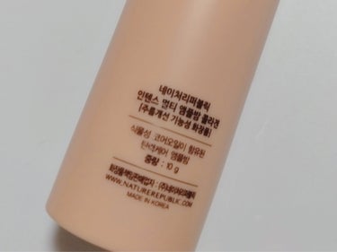 お手軽🩷
コラーゲンを
サッとひと塗り👍

ネイチャーリパブリック
スティック美容液
コラーゲン

NATURE REPUBLIC
Ampoule Balm
COLLAGEN


📍夜寝る前に重すぎるナイトクリームの代用に⭕
📍肌の艶（ハイライト）の代用としても⭕


🔴このような方にオススメです🔴

✅たるみ・シワが気になり、ハリのある肌にしたい方
✅簡単にしっかりケアしたい方
✅マスクをとっても「キレイ顔」を見せたい方
✅エイジングケアをしたい方
✅外出先でも衛生的に弾力・保湿ケアしたい方
✅蒸発してしまうミストの代用品をお探しの方
✅肌のコア力からの肌バランスまで手軽にケアしたい方


✼••┈┈••✼••┈┈••✼••┈┈••✼••┈┈••✼

Qoo10公式ショップで
メガ割時に何かとセットでお得だったので購入してみました。


📝使用してみての感想📝

私は主に首元に使用してました。
目に見えての効果は感じませんが
使い続けることに効果があるのかなと思います。

メイクアップ後にも使えると書いてありましたが、
化粧崩れが心配なので、メイクの上からは使用してません。

持ち運びには便利で、
いつでもお手軽に使うことができます。


夏にはちょっと不向きかなと。

でも冬には、
乾燥が気になる部分にサッと塗れます。


リピはしないけど、
あると便利な一品でした✨ 


#もち肌スキンケア 
#ネイチャーリパブリック
#スティック美容液
#コラーゲン
#NATUREREPUBLIC


の画像 その1