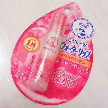 \学校OKの無色ツヤツヤリップ💙/
メンソレータム　ウォーターリップ
はちみつレモン🍯　つやつやタイプ
UVカットSPF18PA＋＋
ロート製薬さんです😃
ドンキホーテで180円ほどの値段でした



