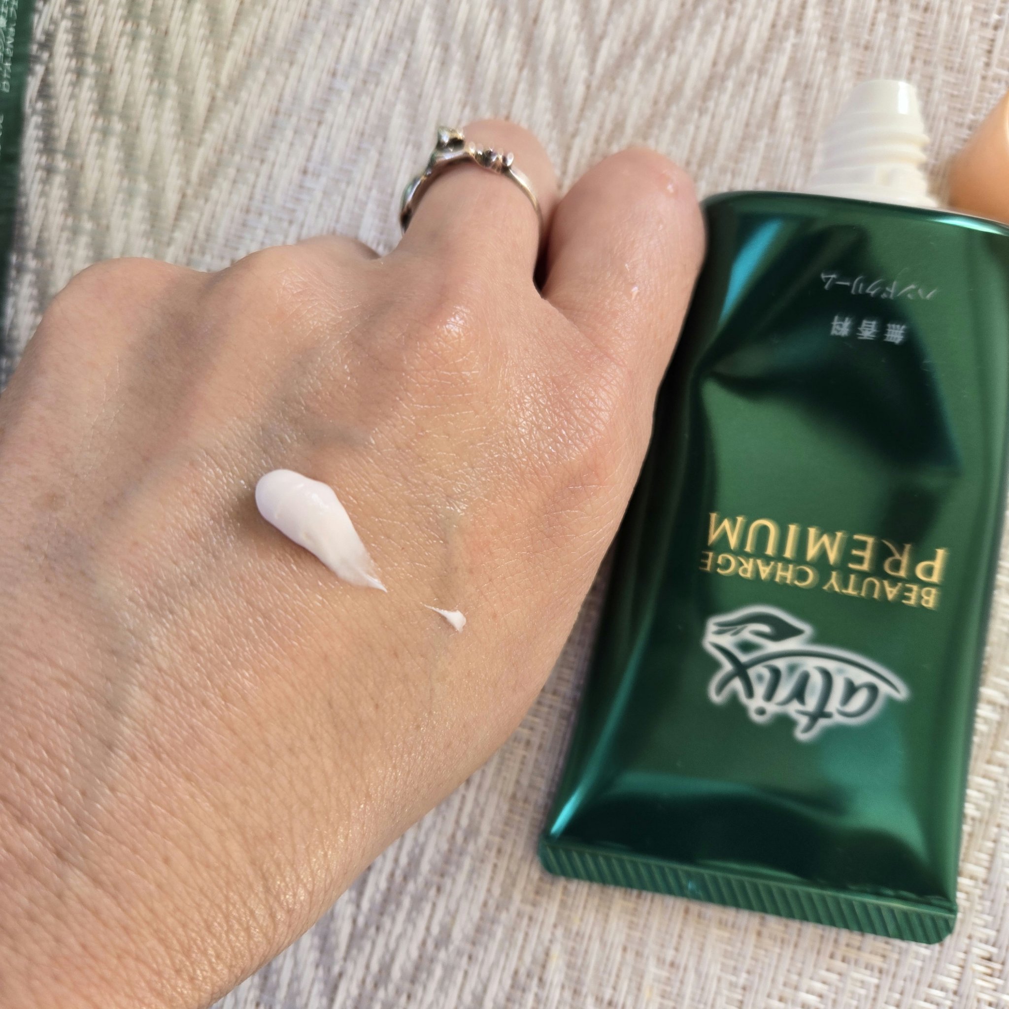 ビューティーチャージプレミアム 瞬間つや美肌 無香料/アトリックス/ハンドクリームを使ったクチコミ（2枚目）