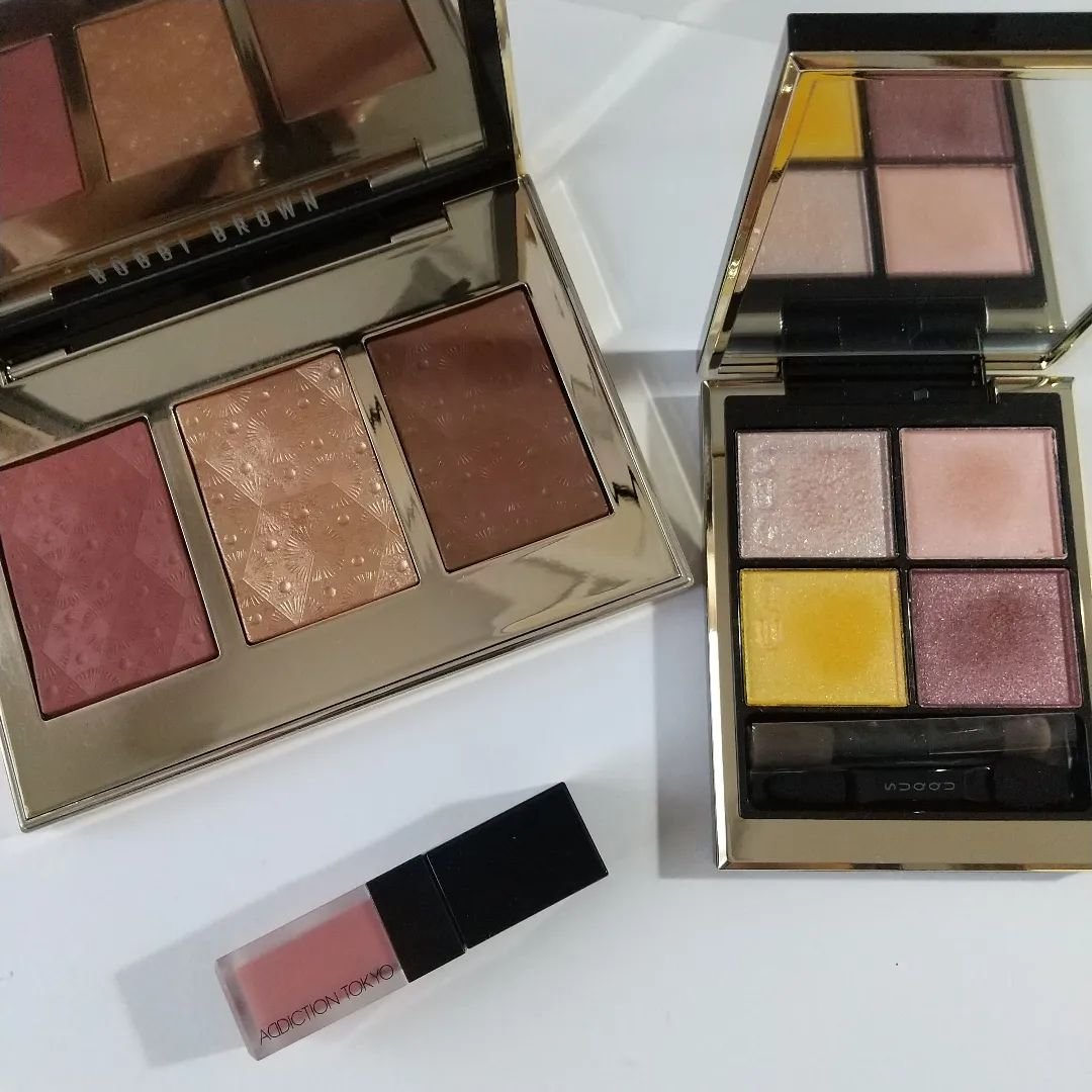 リュクス チーク & ハイライト パレット ゴールデングロウ/BOBBI BROWN/パウダーハイライトを使ったクチコミ（1枚目）