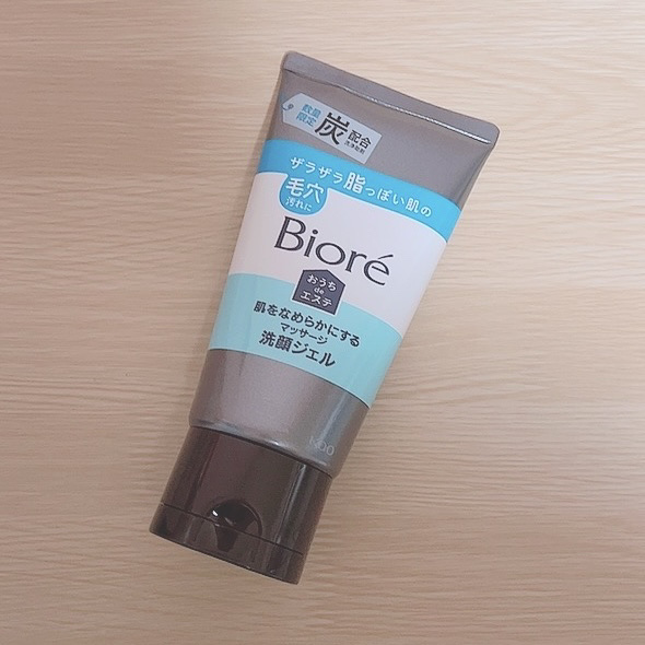  

【Biore おうちdeエステ 肌をなめらかにするマッサージ洗顔ジェル 炭】

黒いトロッとしたテクスチャーで、
それをそのまま肌の上でくるくる🌀

泡立てなくていいので楽だし、たとえば小鼻とか
ザラつき気になるところをくるくるする