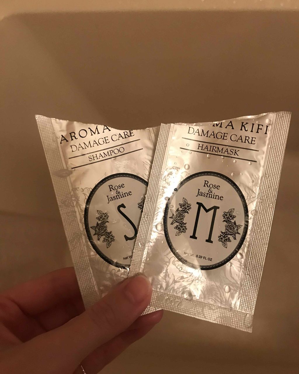 アロマキフィトライアル
お試しさせて頂きました！

私的に白色が匂いも洗い上がりも好きでした✩
絡まりもなくさらさらになります！

アロマの匂いもキツすぎなくて
癒されます🌿🌿🌿


ビジナルさまのブログリポーター参加中꙳★*ﾟ