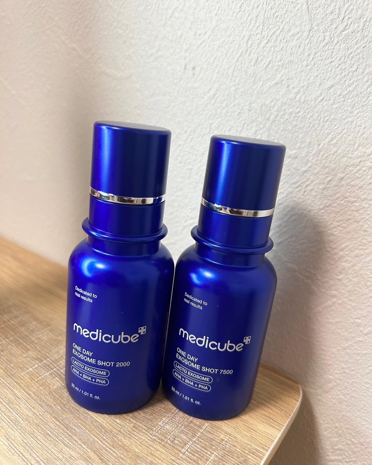 
メディキューブ様の　
ゼロ1DAYエクソソームショット2000 / 7500
(塗るエクソソーム針)を試してみたよ！

針の美容液気になってて🐝
青いパッケージがかっこいい！

毛穴の引き締めに最適の塗るエクソソーム針で

エクソソーム