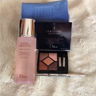 Dior購入しました😍
アイシャドウは夏の限定色です❣️MIST-LOTIONは香りが大好き🥰しっとり潤い、ツヤ感up
なんとポ-チまで頂きました。使うの楽しみ😊