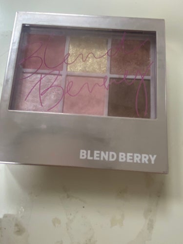 【使った商品】BLEND BERRYオーラクリエイション002ペッパーベリー＆オーロラ



【良いところ】
ラメがすごく自然な感じ！
濃くつきすぎないので今どきなピンクメイクができる
くすみピンクです