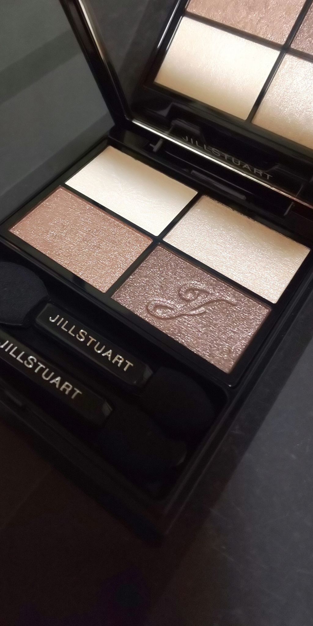 JILL STUART モデリングルーセント アイズのクチコミ「JILLSTUARTの新作のアイシャドー♥️

モデリングルーセントアイズ 01を購入♪


.....」（2枚目）