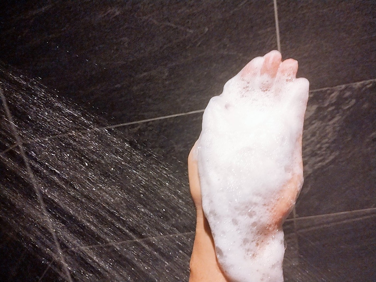 mcgroupakiko on LIPS 「プールに入ったり、山歩きで滝汗をかいたりとシャワーを浴びる回数..」(5枚目)