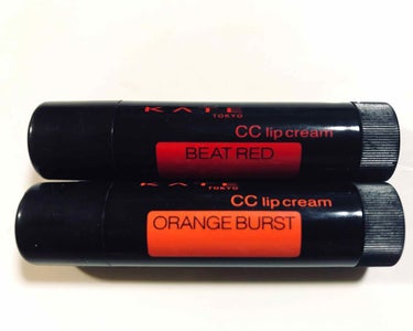 写真下手ですみません(>_<)

ケイトCCリップクリームの beat red とorange burstです

とても薄づきでもともとの唇が血色が良いみたいに見えます
学校メイクにもおすすめです！！
