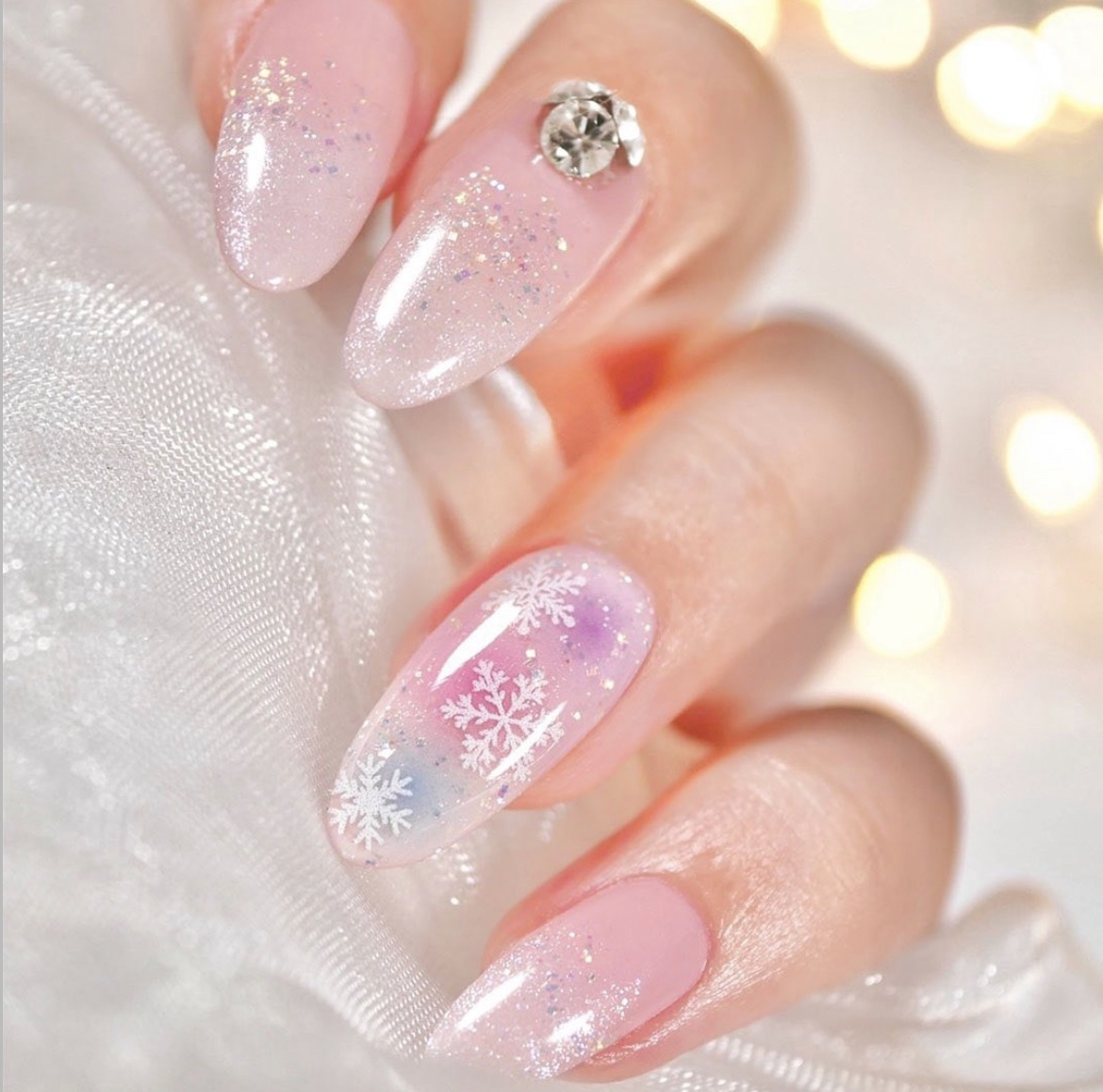 ホワイトグラデ＆ふわふわカラー 本来の難しいアートもリアジェルとシルリアで 本当に簡単に出来上がります🥺💓


 023のホワイトグラデの境目に 049を散らしたら可愛さはアップするし キラキラ可愛くてこの使い方おすすめです😊
 使用