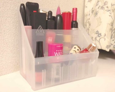 私流リップ収納術💄セリアとキャンドゥに売ってある収納ボックス？棚？です！ぐちゃぐちゃですみません😵

色んな長さや形に対応できて(例えばペン型や電球型など)、シンプルだし使いやすい！付属の仕切りやらなん