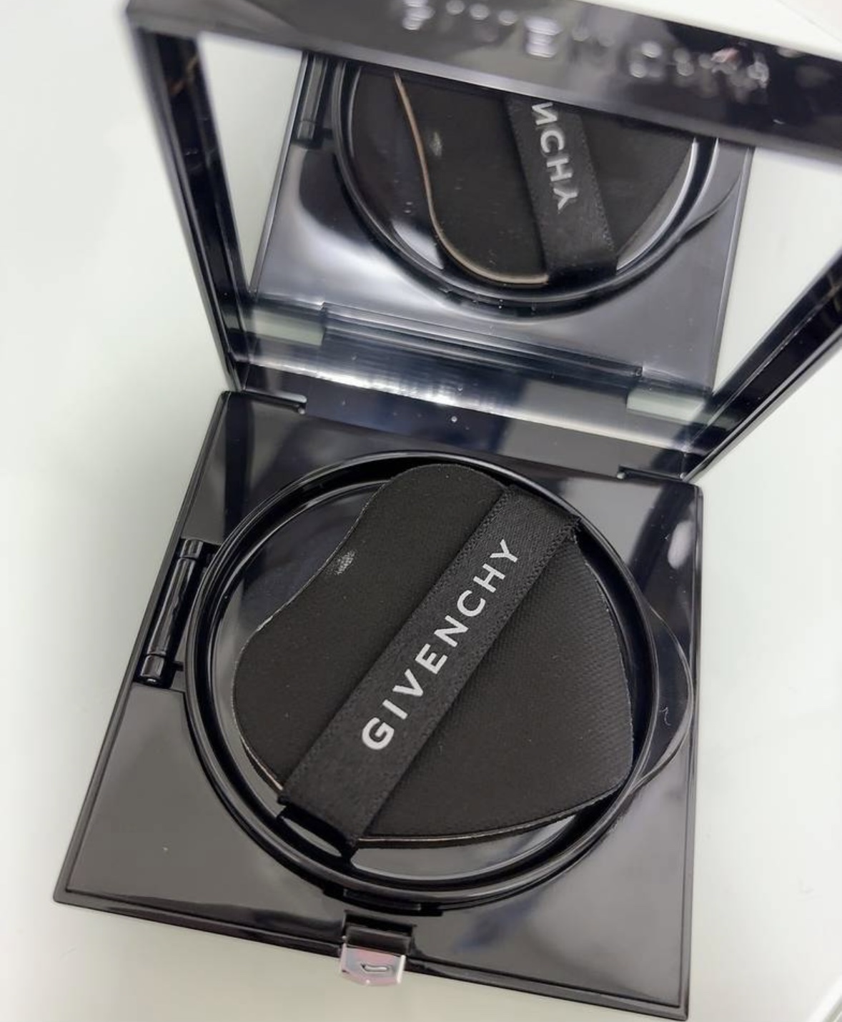 プリズム・リーブル・スキンケアリング・グロウ・クッション/GIVENCHY/クッションファンデーションを使ったクチコミ（2枚目）