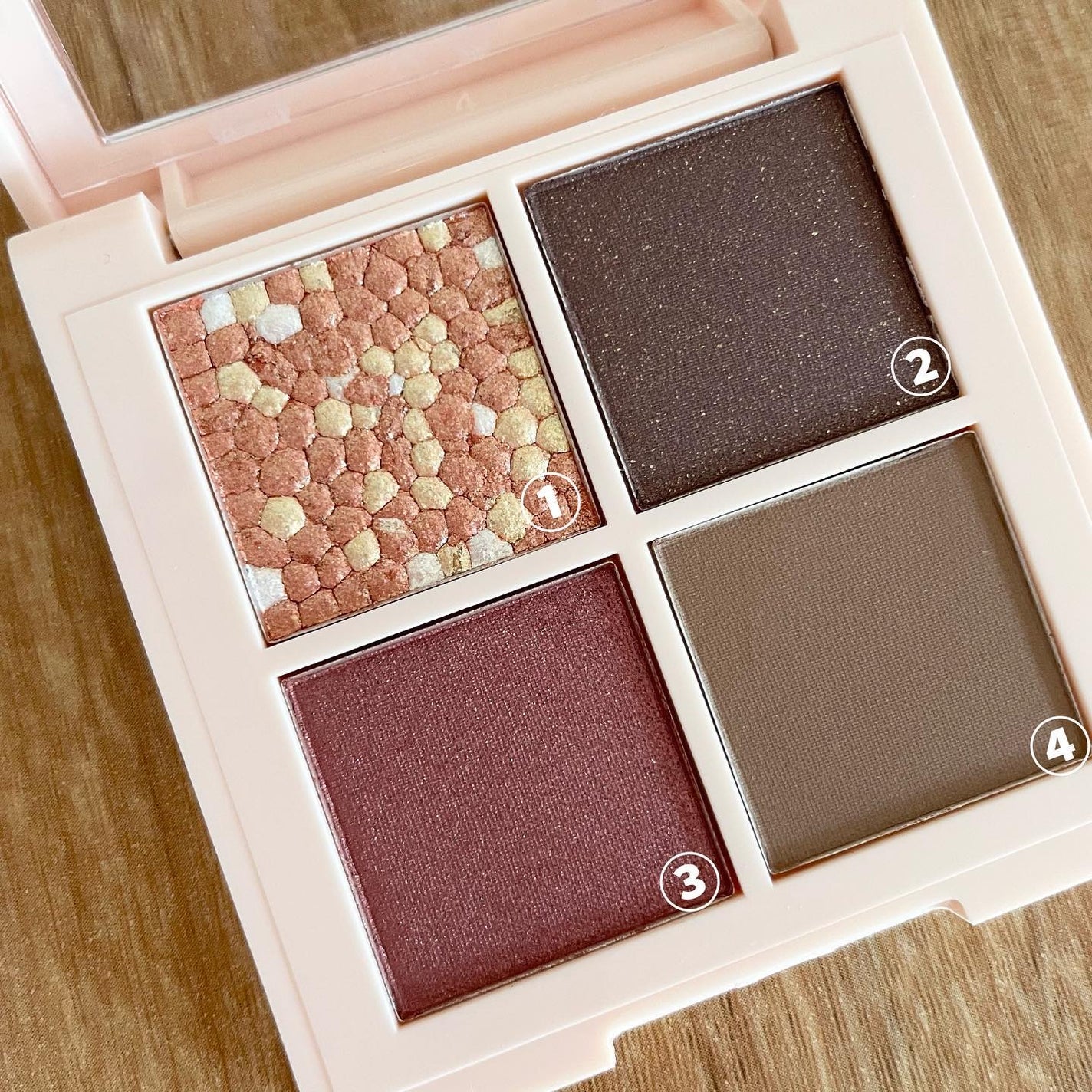 レブロン ダズル アイシャドウ クアッド/REVLON/アイシャドウパレットを使ったクチコミ(2枚目)