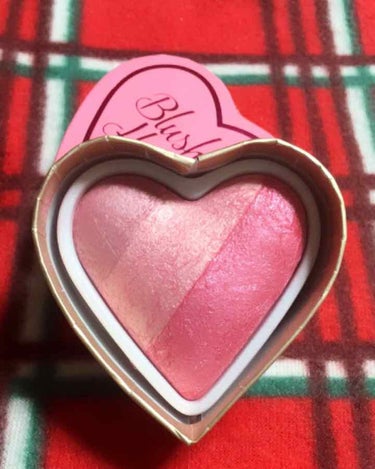 makeup revolutionのblushing hearts blusherです。
3色入っていて、全体を混ぜてもよし単体で使ってもよし！
真ん中の色は写真よりも薄い色なのでハイライトに入れても良