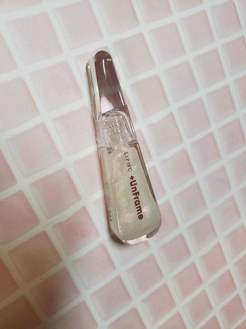 LIP38℃ +UnFrame<ホログラフィック>/UZU BY FLOWFUSHI/リップグロスを使ったクチコミ（3枚目）