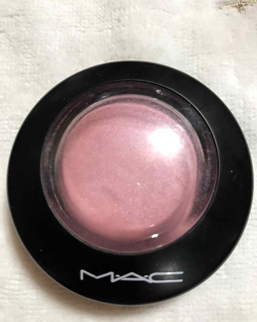 MAC ミネラライズブラッシュ ジャストアウィプス

細かいラメが沢山入っていてサッと塗るだけで艶チークが作れます。
かなりキラキラのため乗せすぎ注意！

粉質はとてもサラサラしていて指でとって頬にさら