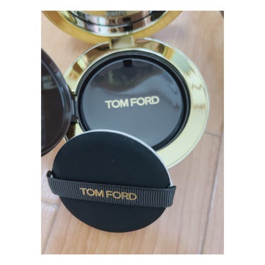 シェイド アンド イルミネイト ファンデーション SPF45 ソフト ラディアンス クッション コンパクト/TOM FORD BEAUTY/リキッドファンデーションを使ったクチコミ（2枚目）