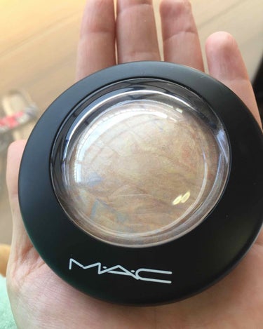 MAC ミネラライズスキンフィニッシュ

みなさんの投稿を参考に今回はこの商品を購入してみました！やったーw

しばらく使ってみた感想です！

シルクのような自然で上品な艶✨
色も白っぽくなく肌に馴染む