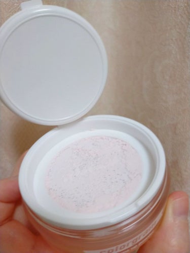 Colorgram rosy tone up powderです。

女神降臨の福袋に入っていたルースパウダーです。
10g入ってます。
薄いピンク色していて、ほんのりバラの香りがしますが、塗れば気にならないです。

内蓋にパフを置けて、ネットが付いてます。

ボンッと塗っても、固まる事なく溶けるように馴染みます。

粉の粒子、気にしたことなかったんですが…粒子細かい方なのかな？？
ほんのりトーンアップして、少しつやんとします。乾燥はしないです。
innisfreeみたいにサラサラ系ではないです。

動画で内蓋取ったのは、洗いました。

ファンデとかトーンアップクリーム塗った後に、パフつけて塗ると、ネットが固まるというか…
数回使ったらネット側が目詰まりして出てこなくなり…パフと共に洗いました。

揚げ物する時の、卵とパン粉の関係みたいな感じ？笑

がっちりハマってたから取るものではないのかもしれないですが😅…

ほんのりピンク色なので血色感がほしい方や、粉が少ししっとり系だから冬におすすめかなと思います😇✨


#Colorgram
#colorgramrosytoneuppowder
#トーンアップ　#パウダー
 #マシュマロ肌の作り方 の画像 その1