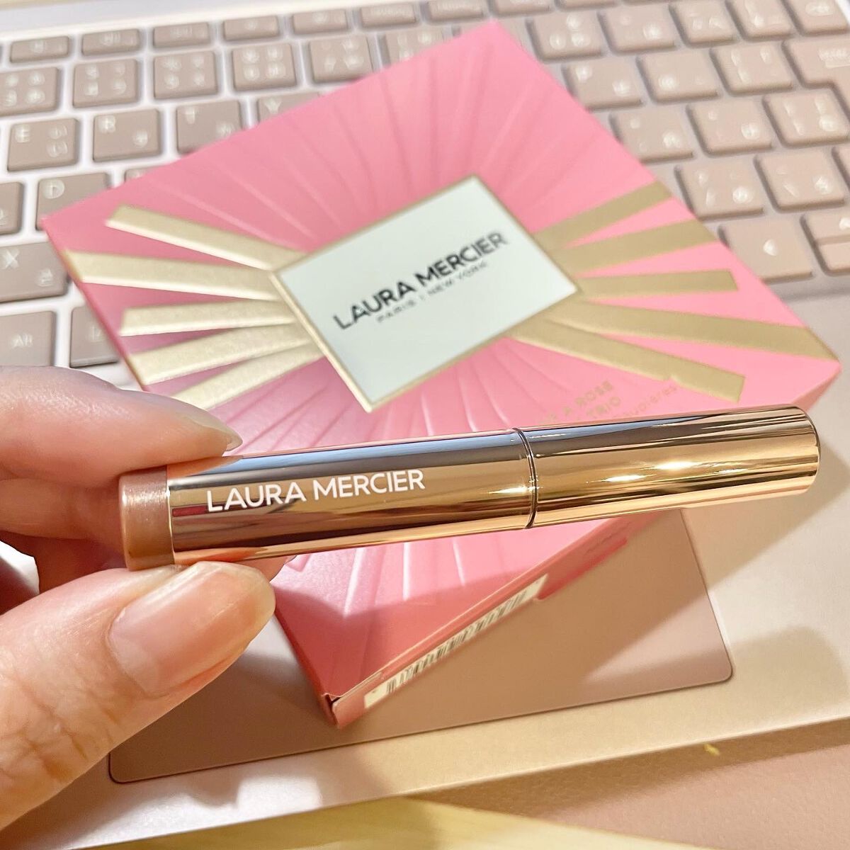 キャビアスティック アイカラー R1 KISS FROM A ROSE/ローラ メルシエ/スティックアイシャドウを使ったクチコミ（2枚目）