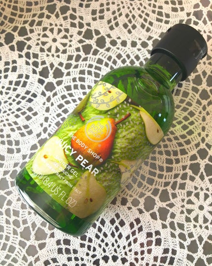 THE BODY SHOP シャワージェル ジューシィペアのクチコミ「今年のクリスマス限定シリーズ
洋梨(ペア)の香りのボディーソープです!
三種類出ていますが個.....」(1枚目)