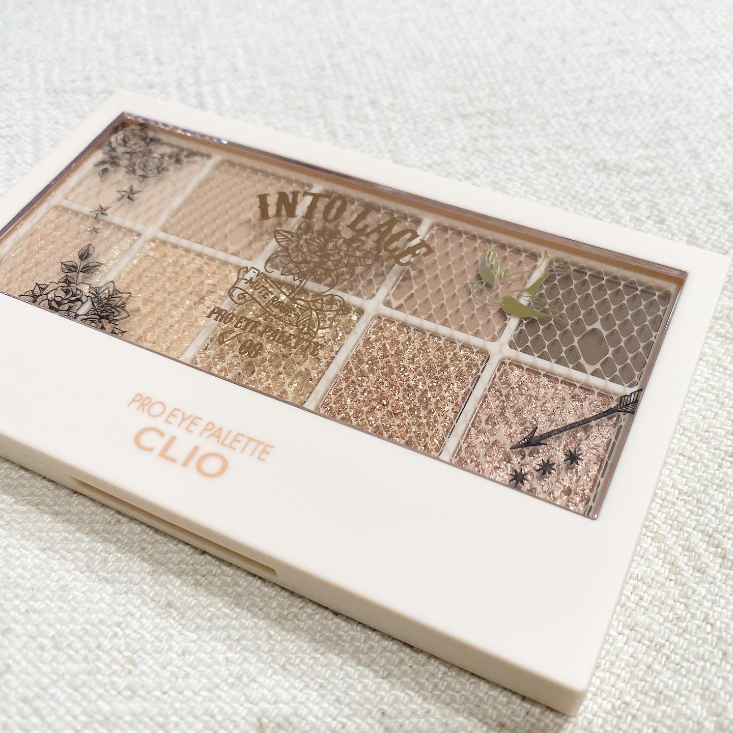 𓂃﻿
﻿
﻿
クリオの8番で最近の私はできてるんだけど﻿
今までのクリオの中で一番好き、、、﻿
﻿
捨て色ない、、、﻿
使い方も簡単、、、﻿
﻿
﻿
マットは高発色だけど﻿
落ち着いた色味だから使いやすいし﻿
﻿
グリッターは粉飛びしなく