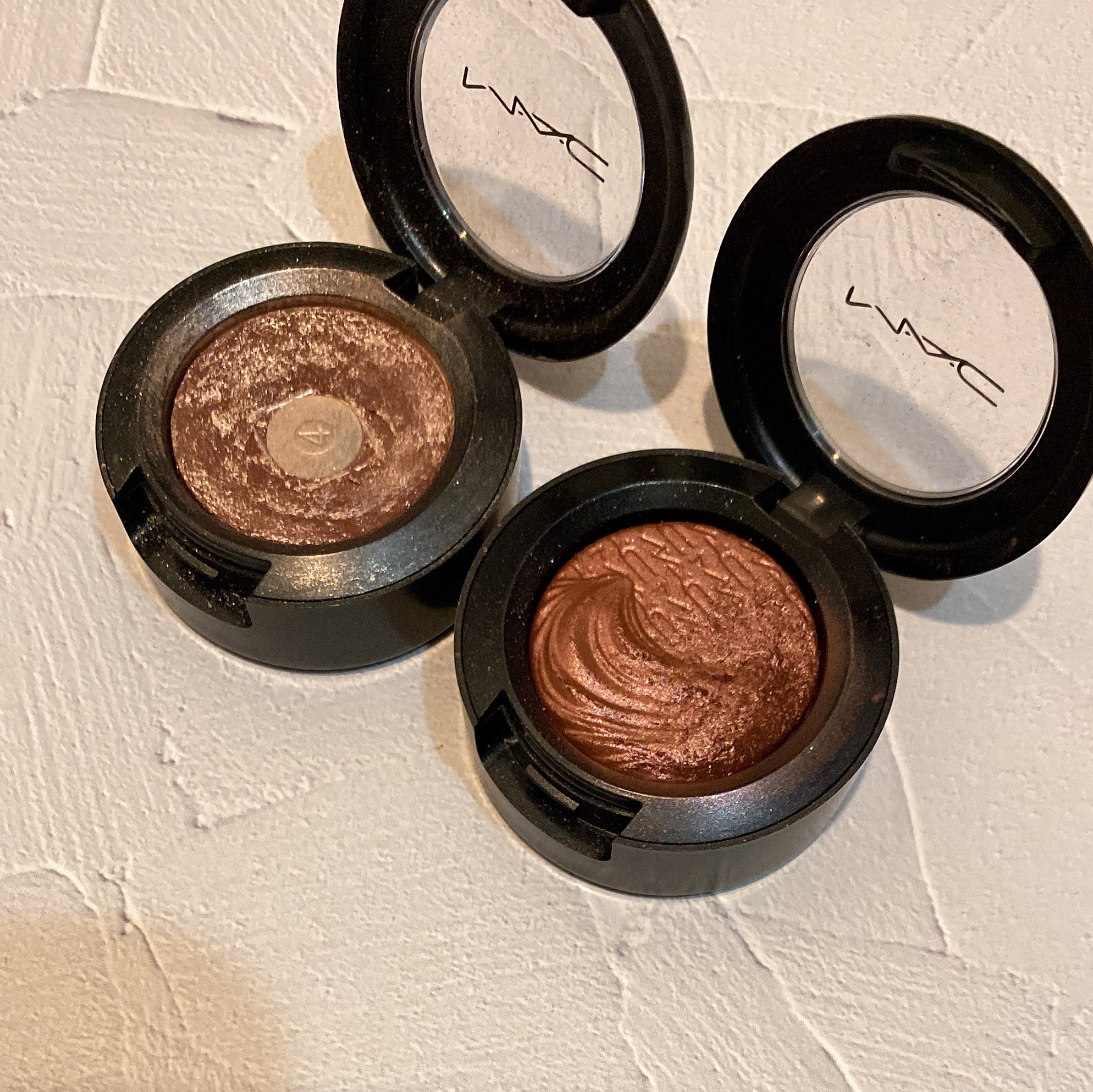 M・A・C エクストラ ディメンション アイシャドウのクチコミ「スウィートヒート

2つ目が底見えするぐらいお気に入りです！
ベースに使いやすい色で1つあると.....」（1枚目）