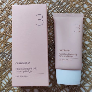 ナンバーズイン/numbuzin 
3番 ノーファンデ陶器肌トーンアップクリーム
50ml SPF50+ PA+++

日焼け止めとしても使えるトーンアップクリーム
紫外線カット+美白をひとつに！
さらに、ツボクサエキス、ドクダミエキスなど肌を鎮静させる効果のある11種成分を配合し、刺激を気にせず使用できることも魅力♥

オリヤン販売数や、口コミでの評価もすごいそうです👀

私は普段はクッションファンデを使うことが多いですが
肌が揺らいでるときは、ファンデでも刺激があるほど💦

これは、ファンデーションがなくても手軽で自然にトーンアップ！
カバー力はそんなに、ですが、
やさしいつけ心地（ハーブ系のいい香り）で、伸びもいいし、色が浮かない！
すっぴん写真と比較したらわかりやすいと思うのですが、血色感、ヘルシーさ、ツヤがアップしてると思いませんか？

トーンアップクリームでって、個人的にはあんまり好きじゃなかったんですが、これは人気も納得！持っておきたいアイテムだと思いました☺

#pr
#ナンバーズイン
#トーンアップクリーム
#韓国コスメ #冬の大優勝ベースアイテム の画像 その0