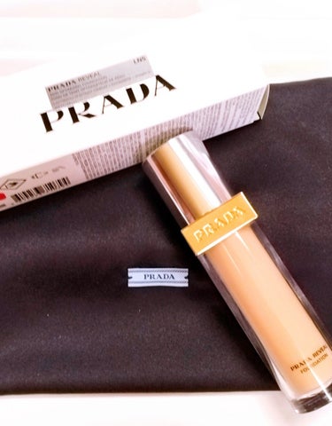 PRADA BEAUTY リヴィール スキン ファンデーションのクチコミ「LC5とカラーを悩みましたが、イエベなのでクールトーンでは無く、ナチュラルをチョイスしました✨.....」（3枚目）