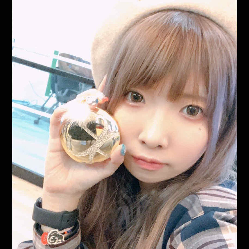 
ファンの方から頂いた
エレガンスのパウダー！

今までパウダーの違いとかあんまり
分からんかったけどこれは使った瞬間
他のとは違うのが一目瞭然じゃった💥

キメが細かくて肌への
密着感がすごいのに色は無色じゃから
少しトーンが上がるくら