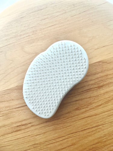  世界中🌍で愛されるベストセラー！
髪が絡まないヘアブラシ🤩

【製品】
TANGLE TEEZER　ザ・オリジナル ノーマル　シャンパンロゼ
価格：2,970円

　長短交互に配列されたブラシで、無理に力を入れることなく、髪の毛を解きほぐせるブラシ。
柄や持ち手が無く、握り込む事で力が分散するとのこと。
＊
確かに、無駄に力を入れずに楽にブラッシングでき、髪がサラサラになりました！濡れ髪にも使えて、今までのブラシと違いお手入れが楽なのもありがたい😊
＊
ブラシの先端は少し丸みを帯びているのですが、私の地肌にはほんの少し刺激が強めでした💦
優しくブラッシングする分には問題なく使えています。

参考にして頂けると嬉しいです☺️
✼••┈┈••✼••┈┈••✼••┈┈••✼••┈┈••✼
#tangle_teezer(タングル_ティーザー) #タングルティーザー たんぐる#ザオリジナルノーマル
の画像 その2