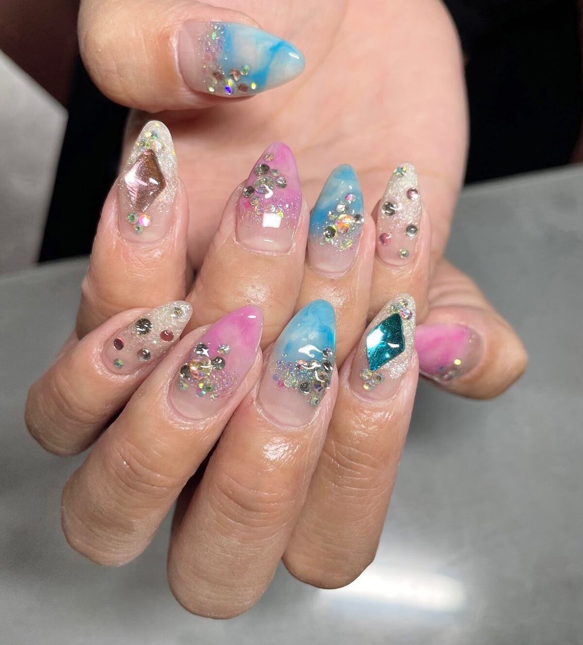 ももをです。

ネイル変えて参りました〜🙋‍♀️

#ネイル
#水色
#ピンク
#派手ネイル