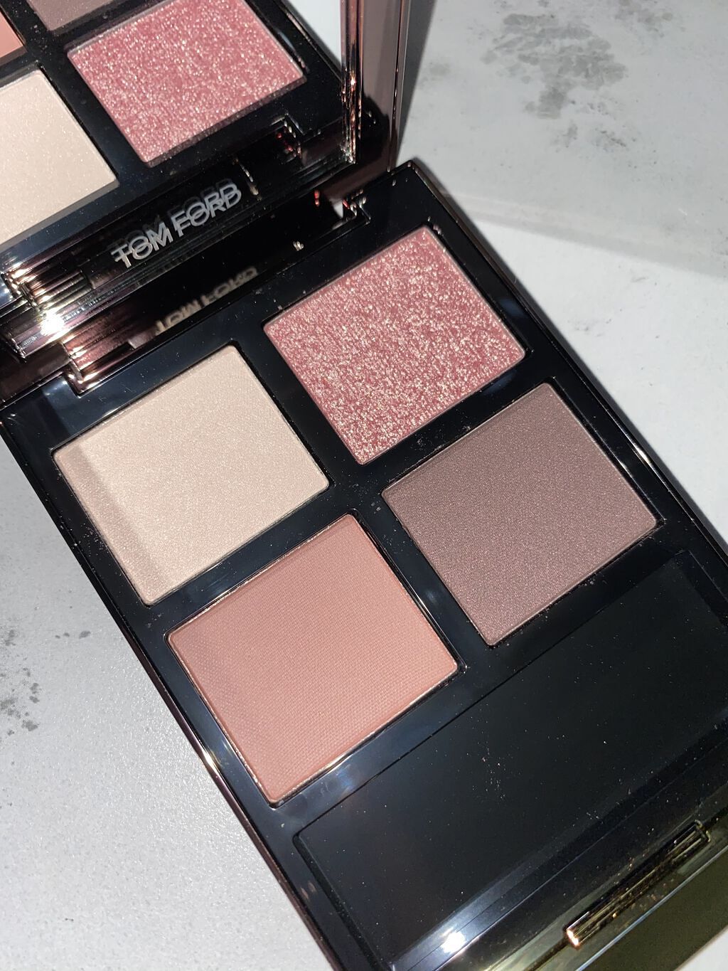 こんばんは𖤐´-
去年の購入品です🙌🏻

｡oＯo｡.:♥:.｡oＯo｡.:♥:.｡oＯo｡.:♥:.｡oＯo｡.:♥:.

TOM FORD BEAUTY アイ カラー クォード
030 インソレント ローズ

｡oＯo｡.:♥:.