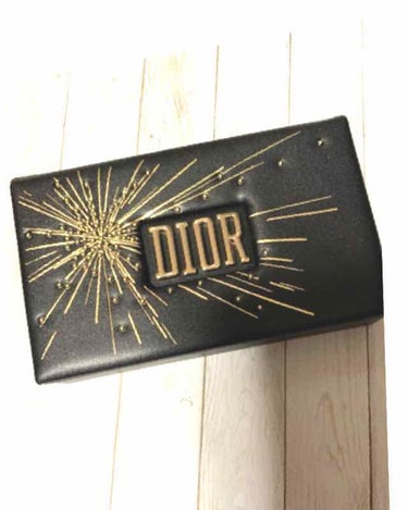 Diorのクリスマスコフレ買ってみましたー
アイシャドウとリップカラーが一緒に
なってるようです。
パッケージも気に入りました。
アイシャドウがA〜Cでブラウン系の色です
Dがリップカラーでレッド系の色