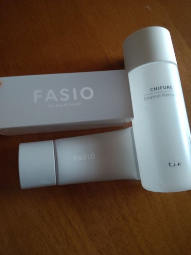 気になった！

はじめて買うFASIO。
コーセーのエスプリークがあうから大丈夫だろうと気になったし、ウォータープルーフ、日焼け止め、下地、ファンデーションこんなに入ってるの楽。

色迷ったけど、１番明