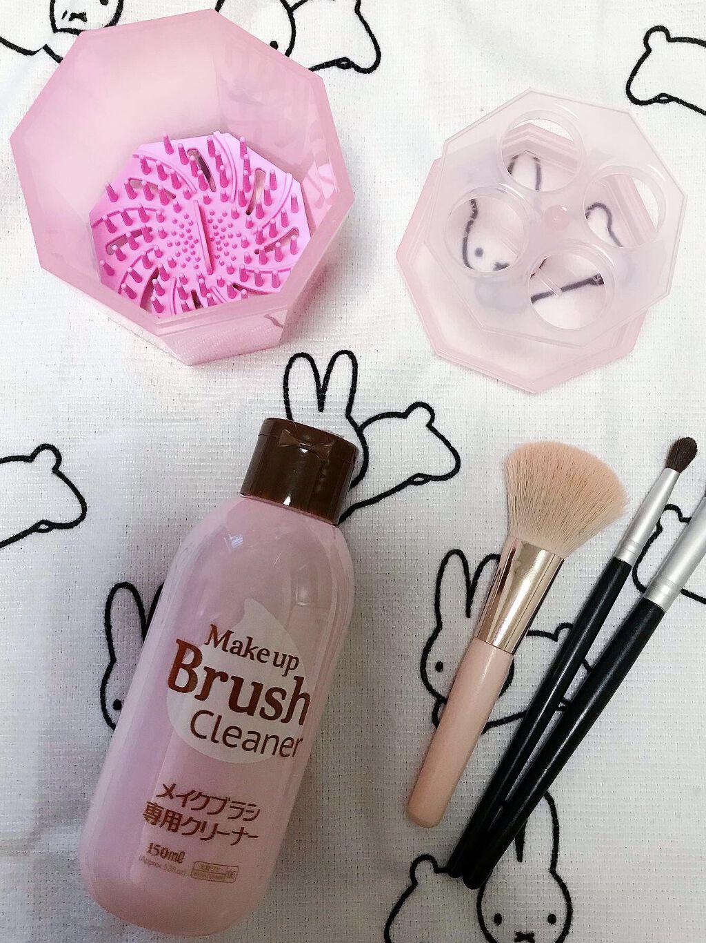  nice 👍プチプラブラシケア✨

daiso 
#メイクブラシクリーナー🪥　が本当に凄かった👏✨
#ブラシ汚れ　が簡単に落ちる！
専用洗剤とぬるま湯でok!
専用容器にブラシをくるくる動かすだけ
洗浄板の中央小さな突起は
毛先の短