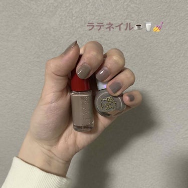 
【パープルがかったラテネイル💅】


連休に入りましたね！
皆さんどうお過ごしですか？
私はとてもとても暇です()

今日は連休前最後に塗ったネイルを投稿💅

〈#DAISO / #サンリオネイル〉
