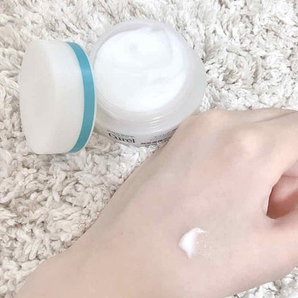 顔が乾燥する原因とスキンケアのポイント!皮むけの対処法やおすすめ保湿クリーム・ミストも紹介