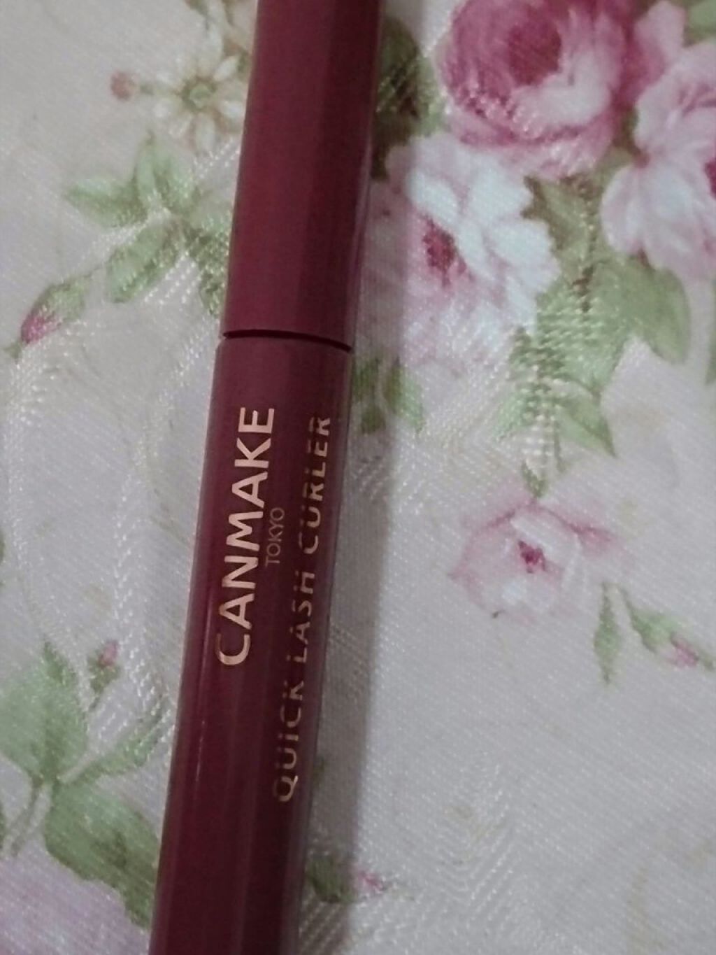 カラーマスカラが欲しくてワインカラーの
クイックラッシュカーラー ワインモーヴWMを
ドラッグストアで購入しました。
ダマになりにくくスッと塗りやすかったです。
にじみにくくてカールキープ力もある気がします。
カラーもさり気ない上品なワイン