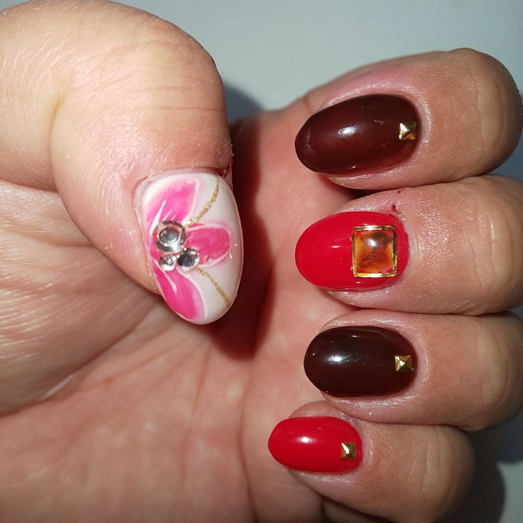 あゆみ on LIPS 「#とっておき手元コーデ今のネイルです。秋冬らしい色合いにお花が..」(1枚目)
