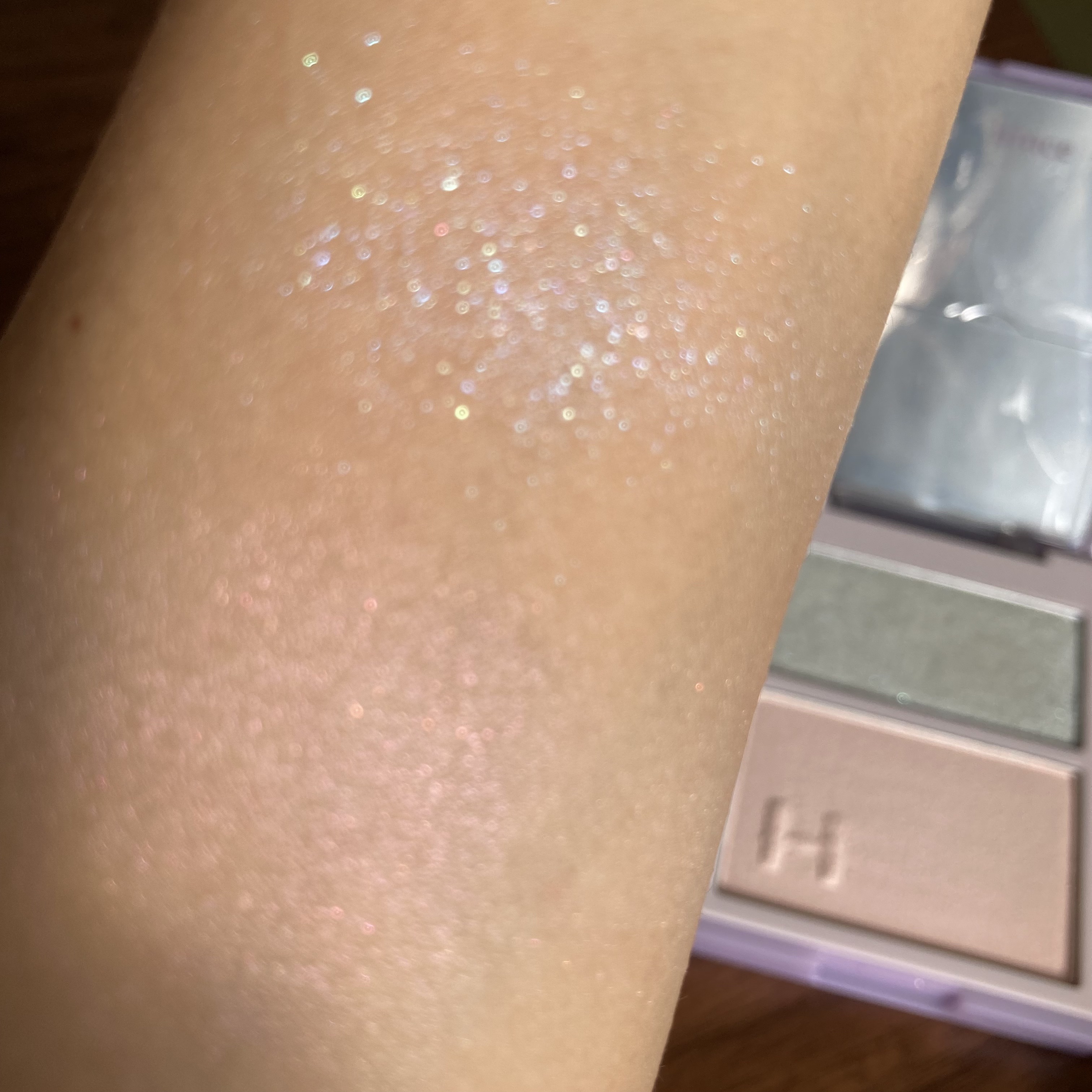 トゥルーディメンションレイヤリングハイライター H001 オーロラ・イン・ザ・スカイ/hince/パウダーハイライトを使ったクチコミ（3枚目）