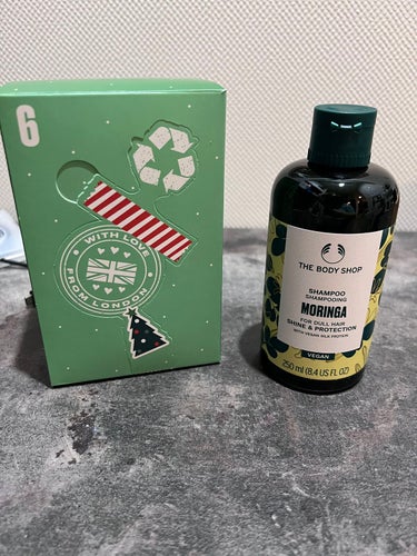 THE BODY SHOP アドベントカレンダー

5日目　ウェルネス エクスフォリエイティング ハンドウォッシュ マンダリン&ベルガモット

＜ハンドウォッシュ＞
ポジティブに過ごすために重要な、活力について考えて開発された「マンダリン＆ベルガモット」の香りのハンドウォッシュです。

細かなスクラブで心地よい刺激を与えながら、泡だけでは落ちにくい汚れもすっきりと落とし、明るい手肌に洗い上げます。

前向きで明るい気持ちが欲しい時におすすめの、いきいきした元気を与えるような香りです。


ウェルネスシリーズは、よりウェルネス-健康-が求められる今の時代に向けた、必要不可欠な日々の3つの大切なルーティンを幸せで満ち足りた瞬間へと導く、全く新しいレベルのセルフケアシリーズです。

シリーズを通してヴィーガン認証を取得し、サステナブルなパッケージを使用しています。

公式より

とてもいい香りで手を洗うのが楽しみになります。
流した後も手がしっとりしてるように感じました。


6日目　モリンガ シャイン＆プロテクト シャンプー

＜ヘアシャンプー＞
髪の絡まりやきしみを最小限にとどめ、うるおいを守りながら輝きのあるサラつや髪へ導く豊かな泡立ちのヘアシャンプー。

整髪成分モリンガシードエキスで頭皮や髪のコンディションを整え、毛髪補修成分ヴィーガンシルク プロテイン*1が髪の内側に素早く浸透し、ダメージを補修。乾燥によりパサつき、ごわつく髪を、サラサラでつやのある髪に仕上げます。

優しく清らかなホワイトフローラルのモリンガの香りが、長く続きます。

《こんな髪悩みをお持ちの方におすすめ》
・髪につやが欲しい
・髪のきしみ、乾燥が気になる
・枝毛、切れ毛が気になる

公式より

昔、モリンガのボディオイルをいただいて使った事があるんですが、その時はモリンガの香りがあまり好みではなく、使い終わるのに苦労した記憶があったのですが、久々に嗅いでみるとその時と感じ方がかなり違い、爽やかでいい香りに感じました。
自分の好みが変わったのか、商品の香り自体が変わったのかはわかりませんが…

まだ使っていないので使用感はわかりませんが、使用するのが楽しみです🌟の画像 その2