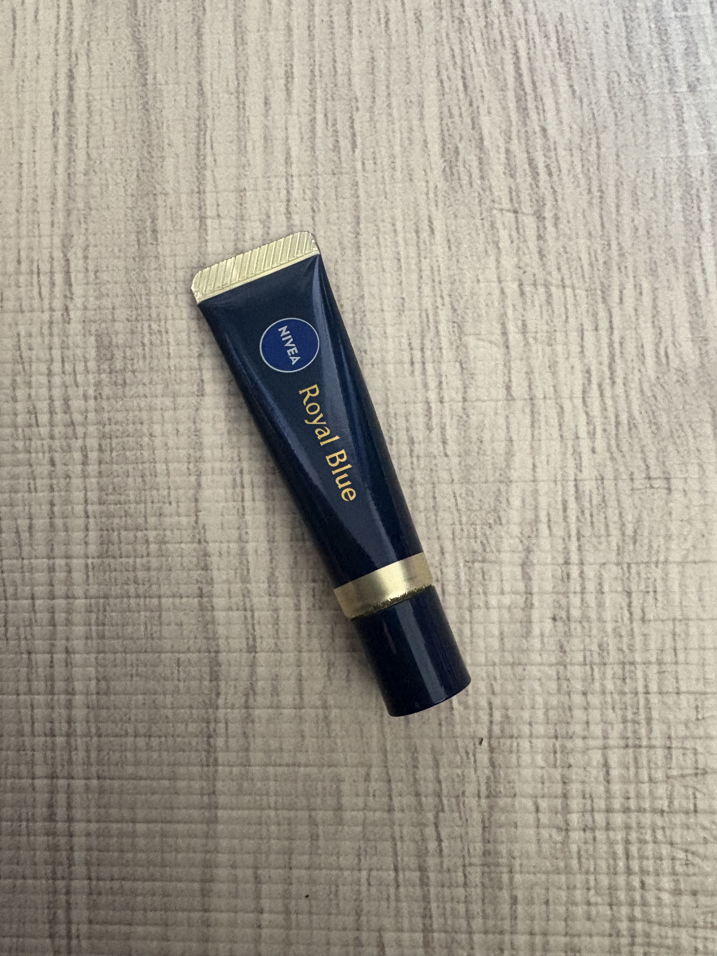 ニベア　ロイヤルブルーリップ　濃密美容ケア/ニベア/リップ美容液を使ったクチコミ（2枚目）