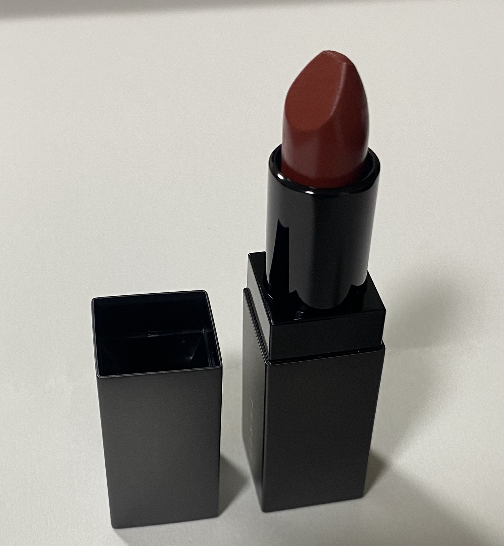 デアリングリィディスティンクトリップスティック/THREE/口紅を使ったクチコミ（2枚目）