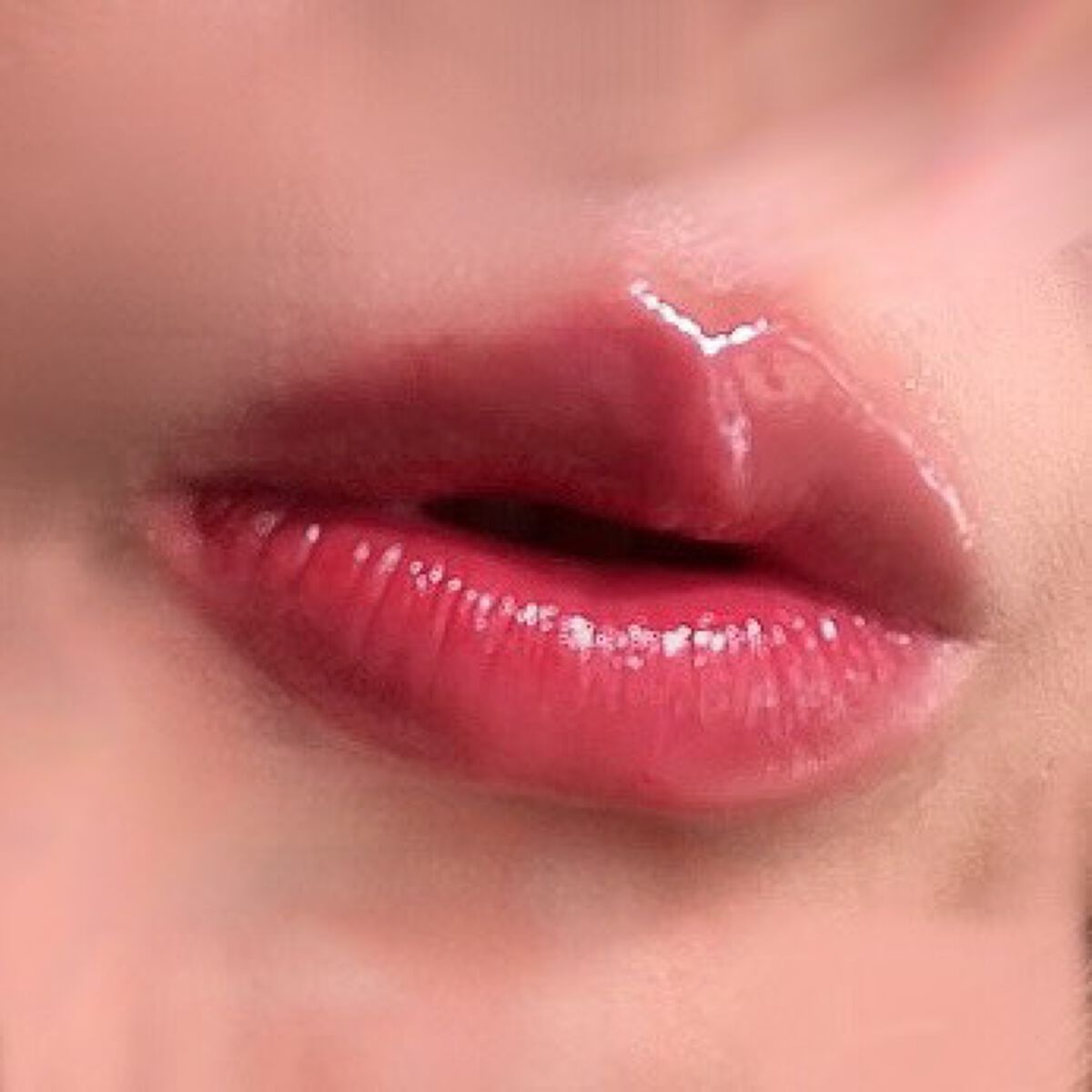 フォレンコスの隠れた名品🗝

このリップ💄感激でした。
cheek買った時に付いてきたリップOIL？

ほんっとに、自分史上1番好きな、つやリップ♡

色味はあまりつかないですが、艶とテクスチャの相互感が激ヤバに好み🫧🤍🫶🏻

