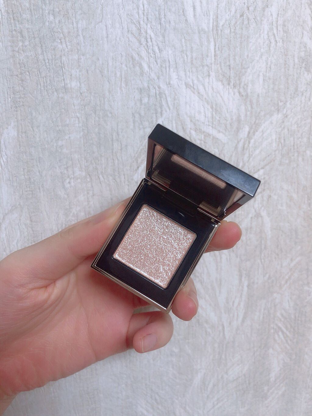 SUQQU トーン タッチ アイズ 秋蛍

友人からプレゼントで貰いました🎁
2枚目の写真、本当にそーーっと指で触っただけでこんなにもキラキラになって驚きました！

涙袋にも使えるし、アイシャドウとしてラメ感出したい時に上に乗せることも出