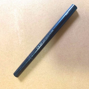 D-up 
シルキーリキッドアイライナー 
漆黒ブラック

筆タイプのアイライナーです。
かなり細い線がひけます！
筆のしなりもちょうどよくラインをひきやすいです。

そして名前の通り真っ黒です。
サッ
